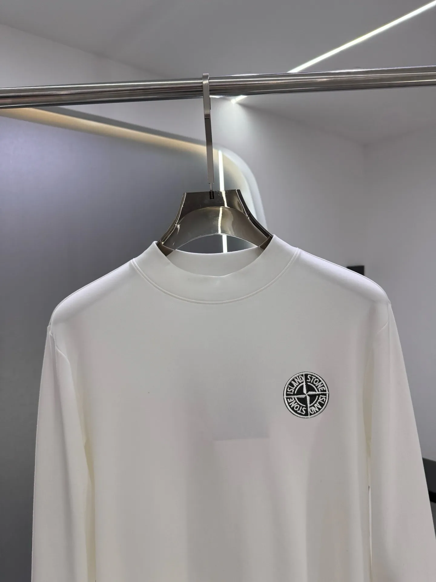 P220 Stone Island 2025 autumn and winter men's latest trade order mid-collar bottoming shirt, in full condition! ! Designed with logo embroidery! Customized 100% pure cotton fabric! Weighing 330g, the upper body is comfortable and breathable, not stiff, and has a rich three-dimensional feel overall. It is a quality export order that meets the simple needs of commuters. The upper body effect is very good, slimming, and not picky about the figure. The fabric workmanship is impeccable. Black White Size: XS-2XL